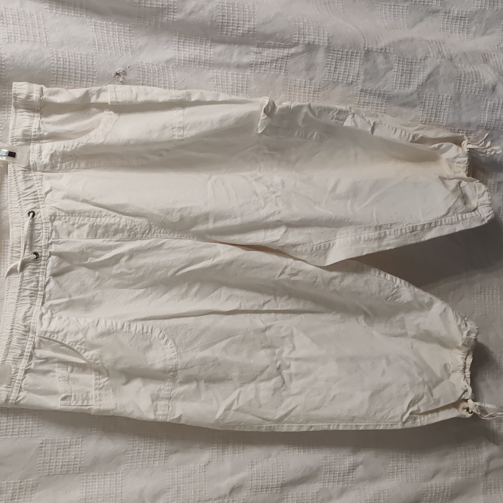 Essentials by Maggie women's casual White capri pants size 18/20w